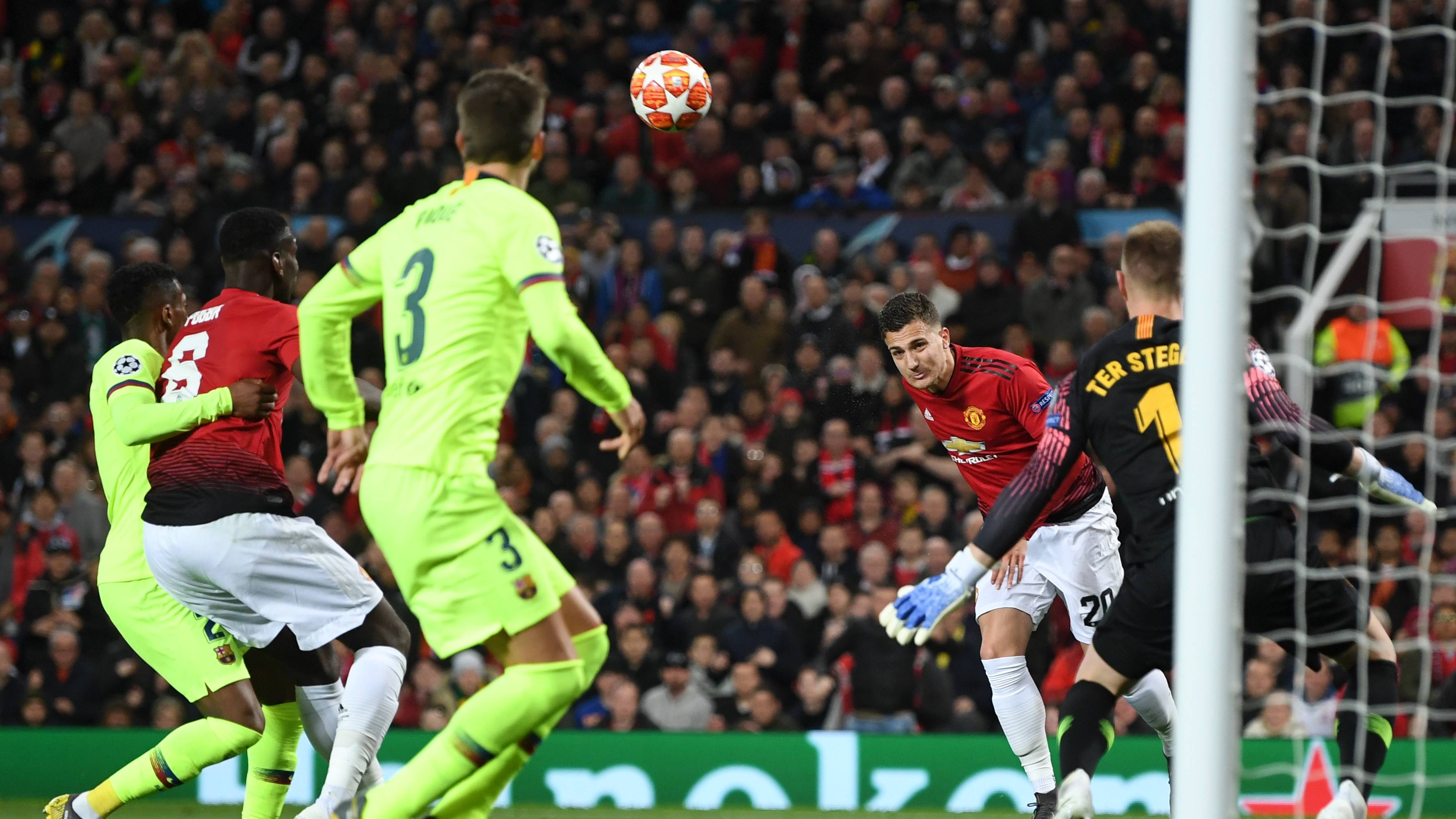 لمعالجة نقطة الضعف.. مدرب يونايتد يدرس تغيير خططه بسبب تألق «الصفقة المظلومة»