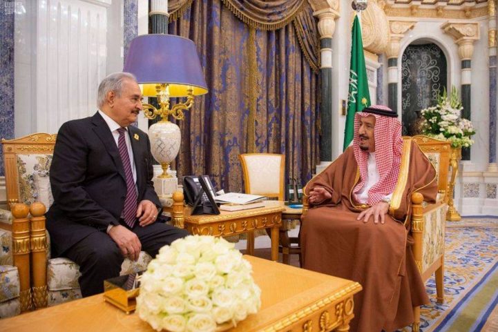 الملك سلمان في الرياض آخر من التقاه حفتر قبل شنه الهجوم العسكري على طرابلس/ رويترز