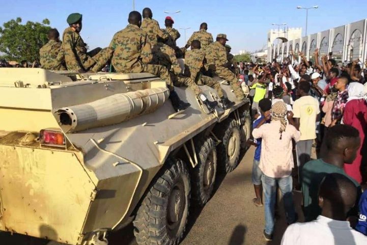 محتجون يحيون أفرادً من الجيش السوداني في الخرطوم خلال الاحتجاجات على البشير/ رويترز