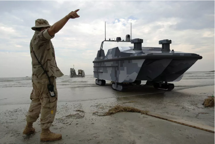 يبلغ طول المركبة 12 متراً، ويمكنها الوصول إلى سرعة 50 عقدة في الساعة بالمياه، و20 كيلومتراً في الساعة على اليابسة