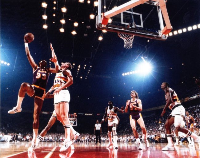 إنجازاته لم يحققها حتّى مايكل جوردان، وتخلَّى عن إرثه الرياضي لتعليم الأطفال.. كريم عبد الجبار: أفضل لاعب كرة سلة في التاريخ