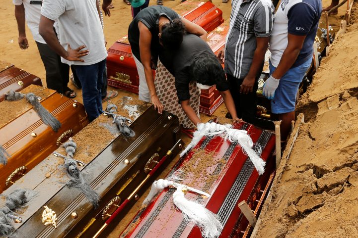 ضحايا التفجيرات ينتمون لعشر دول إلى جانب السريلانكيين/ رويترز