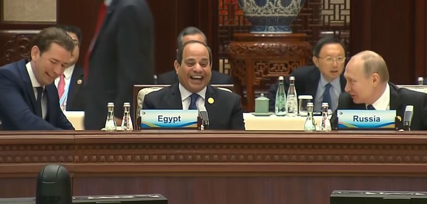 الرئيس المصري يضحك