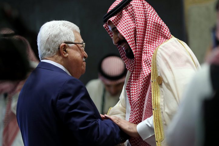 ولي العهد السعودي محمد بن سلمان خلال لقائه مع الرئيس الفلسطيني محمود عباس/ رويترز