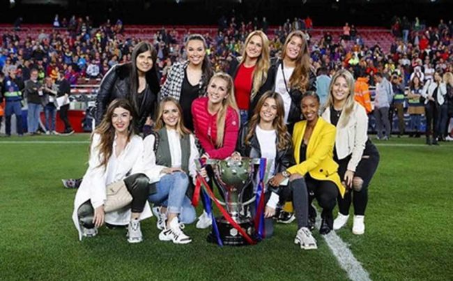 في ملعب كامب نو.. شاكيرا تحتفل مع زوجات لاعبي البارسا بلقب الليغا (ألبوم صور)