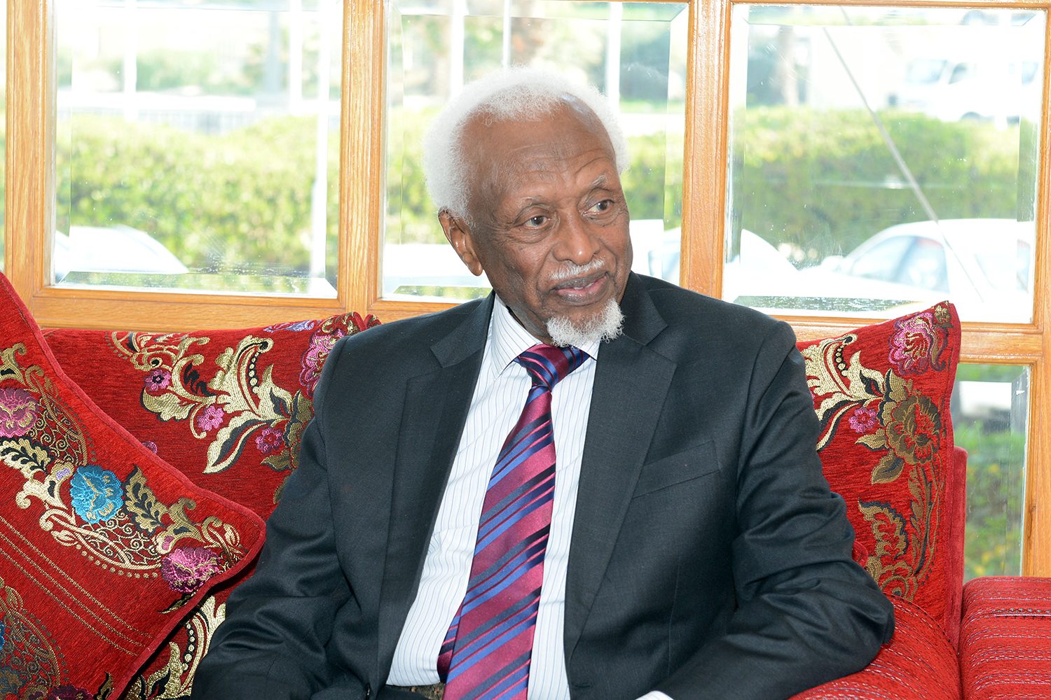 عبدالرحمن سوار الذهب تولى رئاسة السودان بانقلاب عسكري مدة عام واحد قبل أن يسلمها لحكومة منتخبة