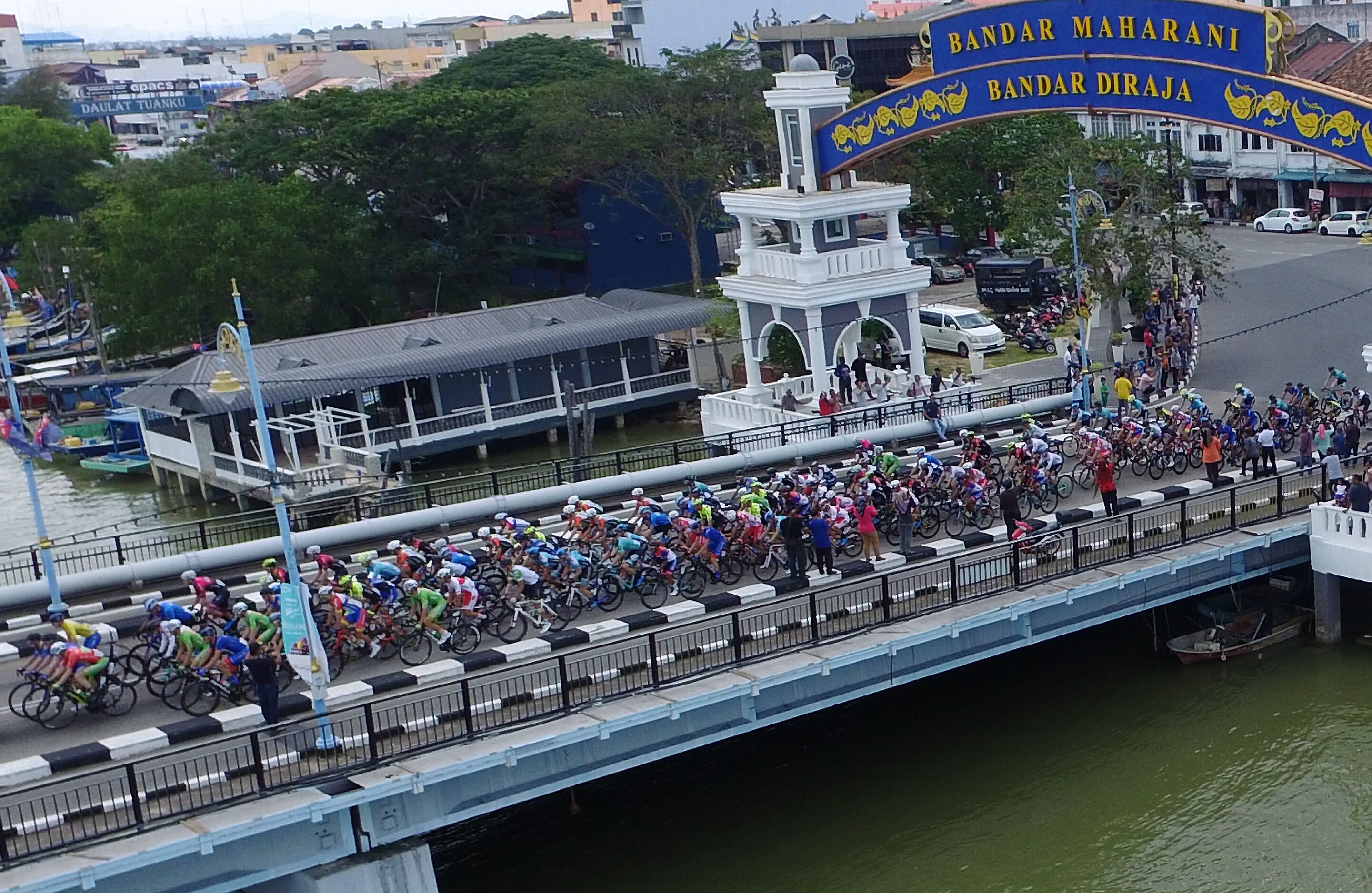 الأمريكي مكابي يضرب عدة عصافير بدرّاجة واحدة في ثالث أيام السباق