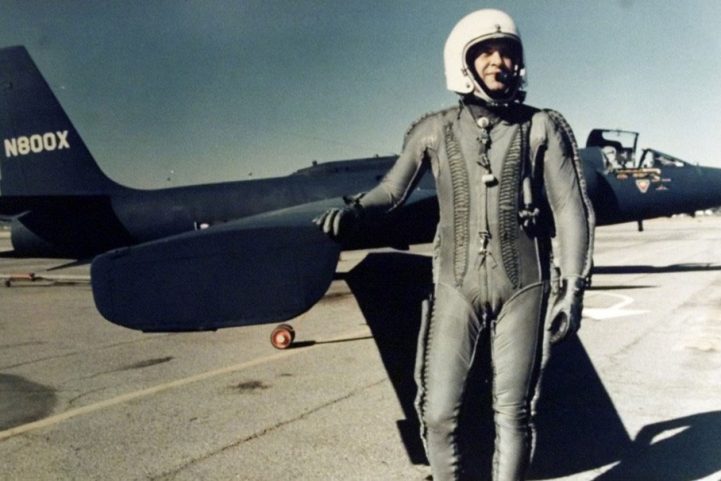 يقف الطيار فرانسيس غاري باورز أمام طائرة U-2 في قاعدة إنجرليك الجوية في تركيا، جيتي