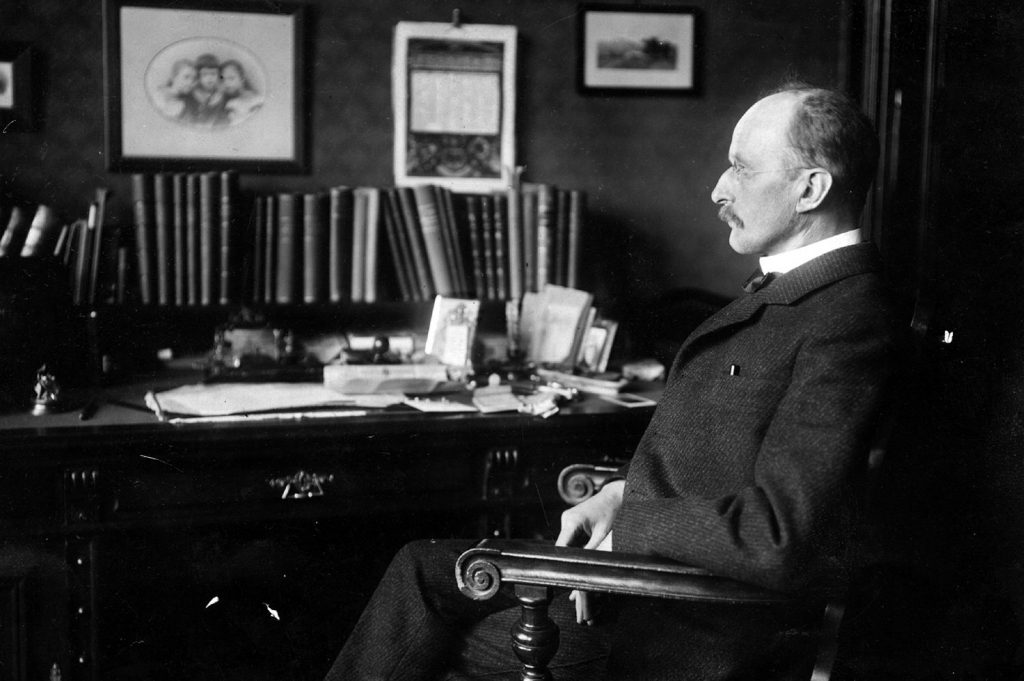 العالم الفيزيائي ماكس بلانك