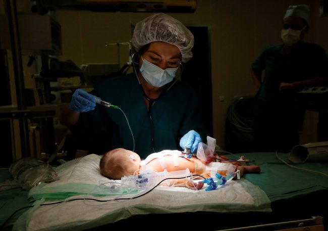 وفاة طفلة حديثة الولادة بين ذراعي أبيها بسبب تشخيص خاطئ