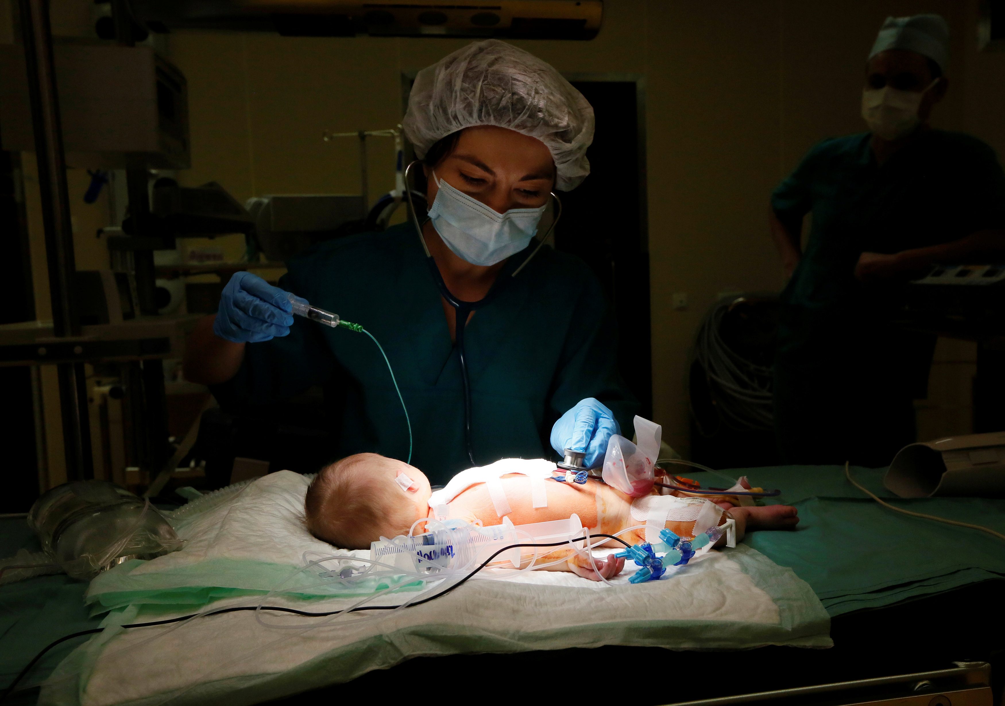 وفاة طفلة حديثة الولادة بين ذراعي أبيها بسبب تشخيص خاطئ