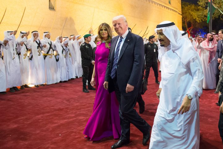الملك سلمان خلال استقباله ترامب في السعودية 2017/ رويترز