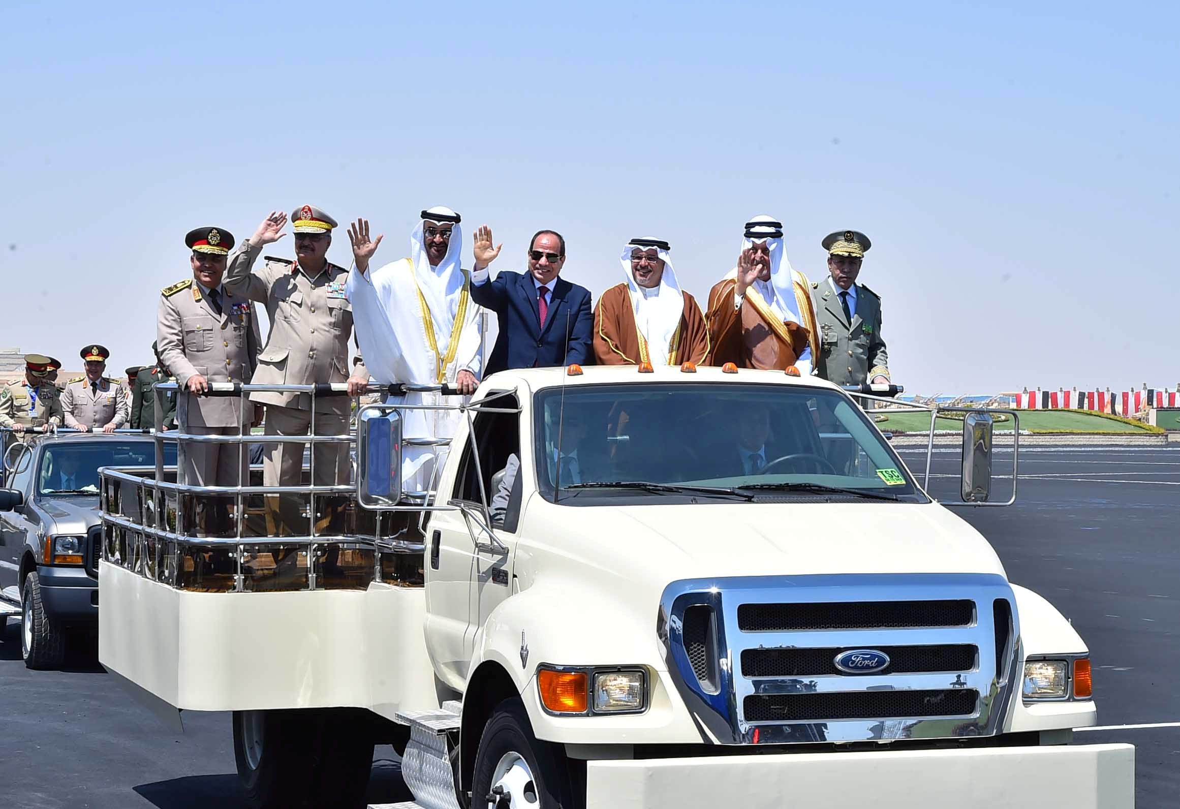 الرئيس المصري عبدالفتاح السيسي برفقة ولي العهد الإماراتي محمد بن زايد