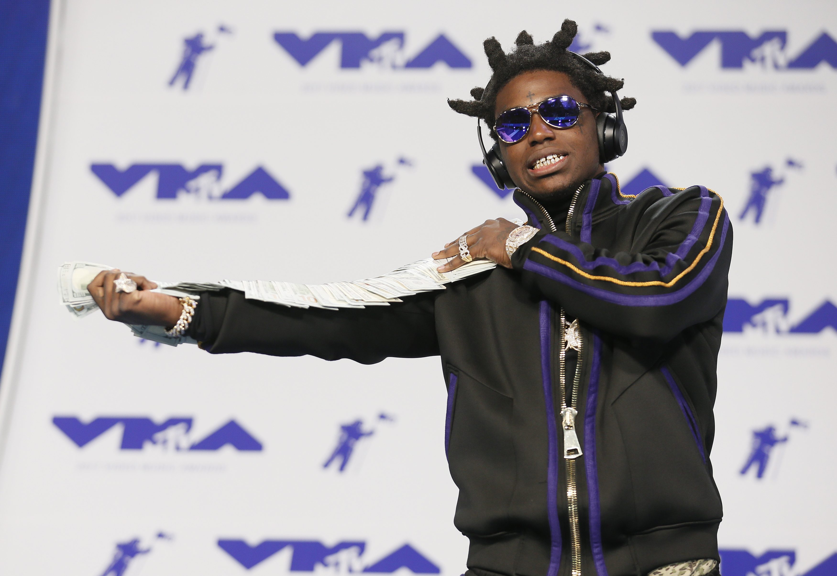 الإفراج عن مغني الراب كوداك بلاك بعد اعتقاله بتهمة حيازة مخدرات وأسلحة