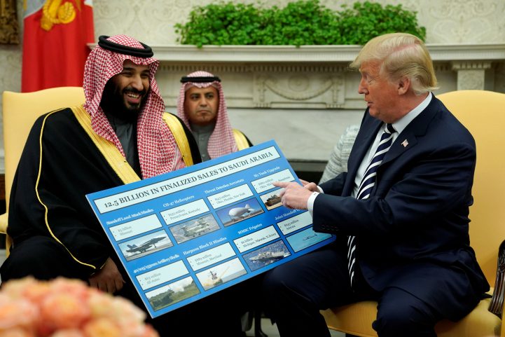 ترامب يستعرض صفقات السلاح التي سيبيعها لولي العهد السعودي في واشنطن/ آذار 2018 (رويترز)