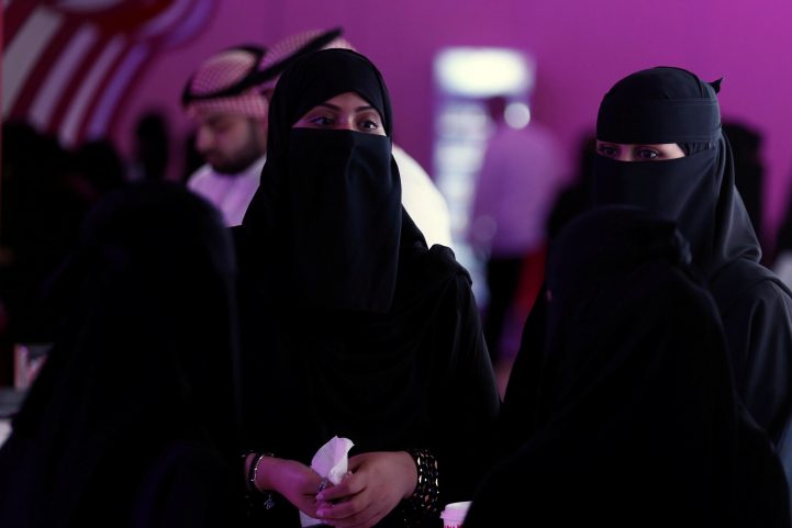 السعودية تفرض قيوداََ على سفر النساء/ رويترز