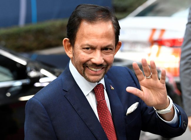 السلطان الذي يعيش حياة مترفة لكنه يطبق الشريعة بحذافيرها في بروناي