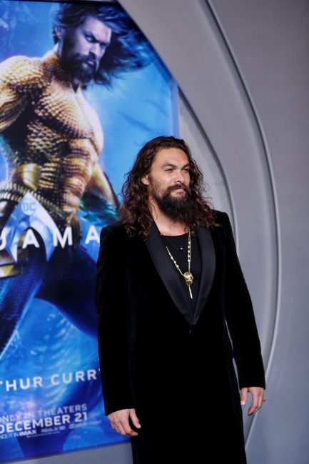 جايسون موموا يحلق لحيته للمرة الأولى منذ سبع سنوات!