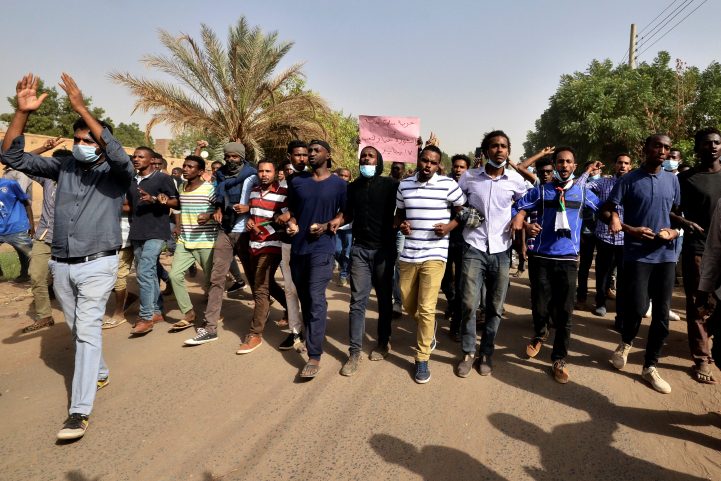 السودانيون مصرون على الاعتصام حتى تحقيق جميع مطالبهم/ رويترز