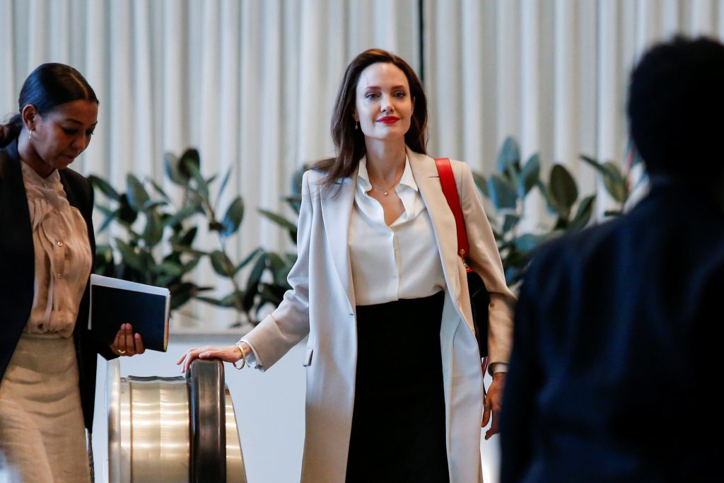 مشاهير عادوا لأزواجهم