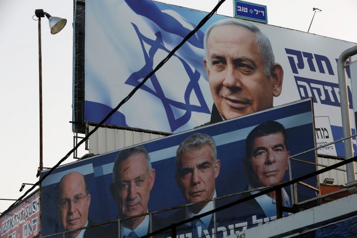 حملات دعائية في شوارع القدس المحتلة لنتنياهو وخصومه من حزب أزرق أبيض، رويترز
