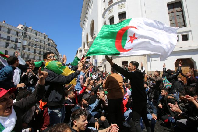 رئيس الجزائر المؤقت يعد بالالتزام بالدستور ومظاهرات رافضة لتعيينه