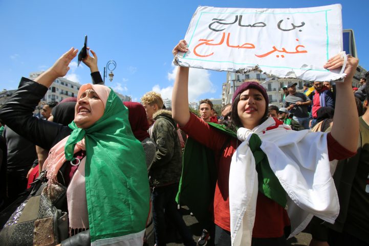 الجزائريون مستمرون في مسيراتهم السلمية من اجل إصلاح شامل/ رويترز