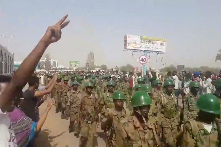 الجيش السوداني منع الشرطة من الاعتداء على المعتصمين/ رويترز