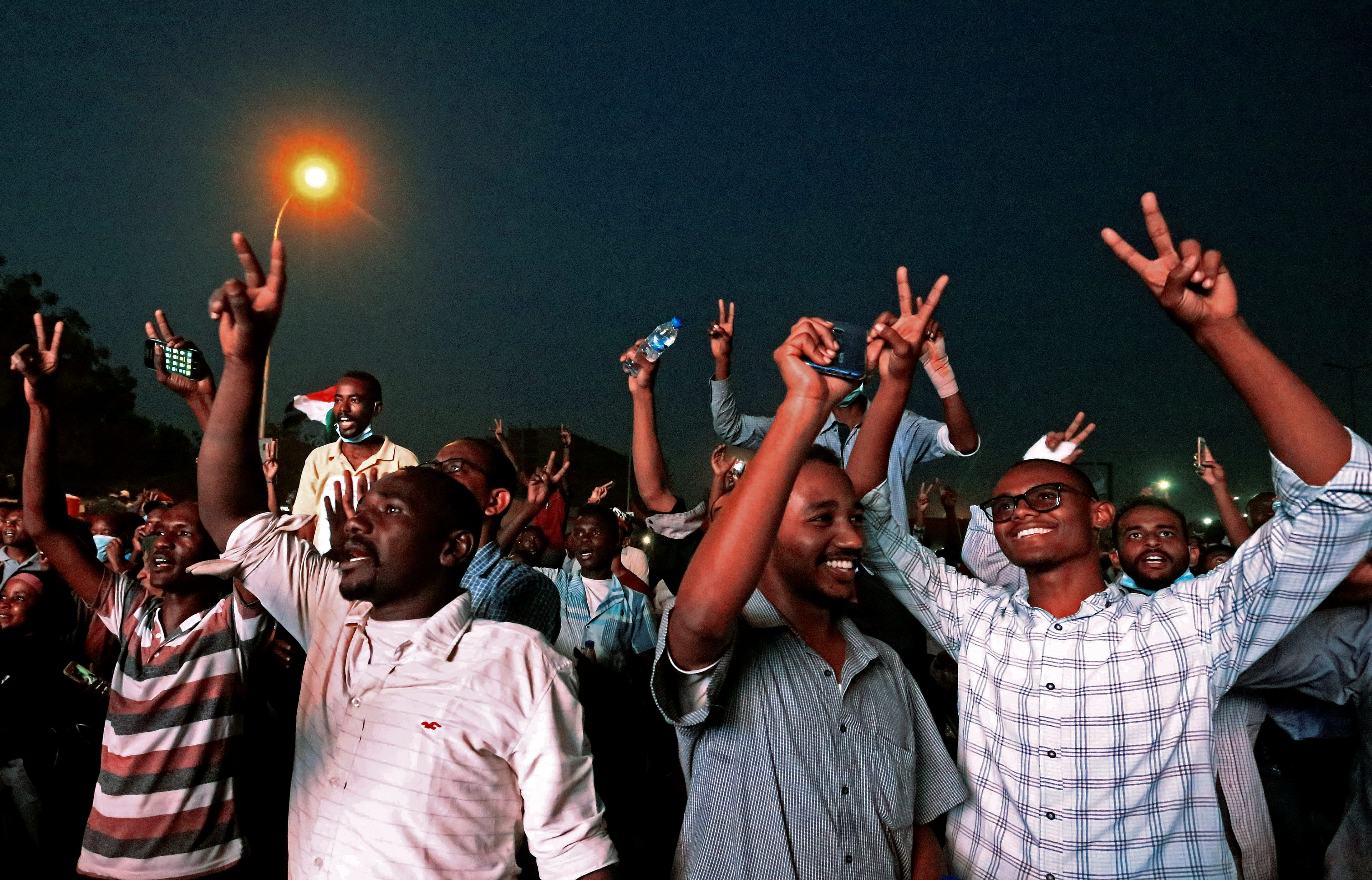 السودان يسلم الوقود لمحطات الكهرباء لحل مشكلة الانقطاع المتكرر.. لكن الدقيق يكفي شهرين