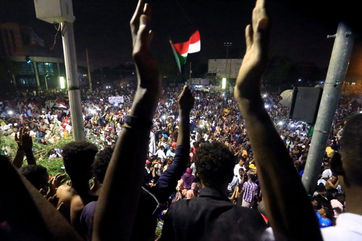 تجمع المهنيين دعا المواطنين للاستمرار بالاحتجاجات في الشارع/ رويترز