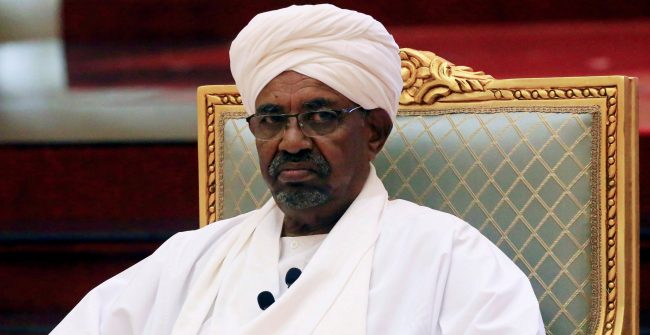 أول دولة تُعلن استعدادها منح اللجوء للرئيس السوداني المعزول عمر البشير