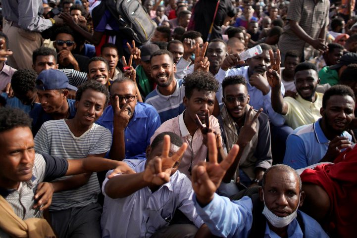 السودانيون في الشارع بعد تنحية البشير/ رويترز
