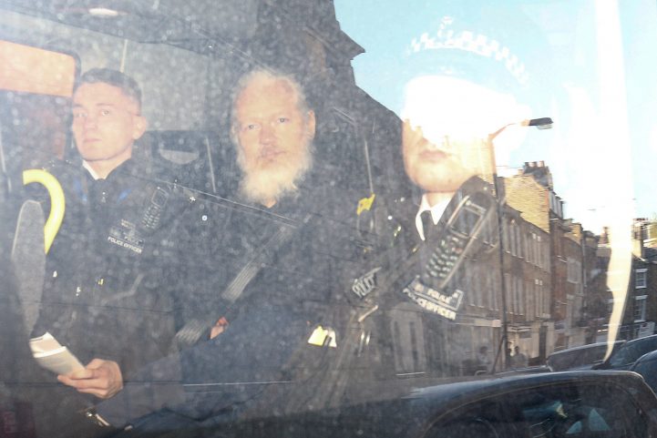  أسانج اعتُقِل لعدم تسليم نفسه للمحكمة/ رويترز