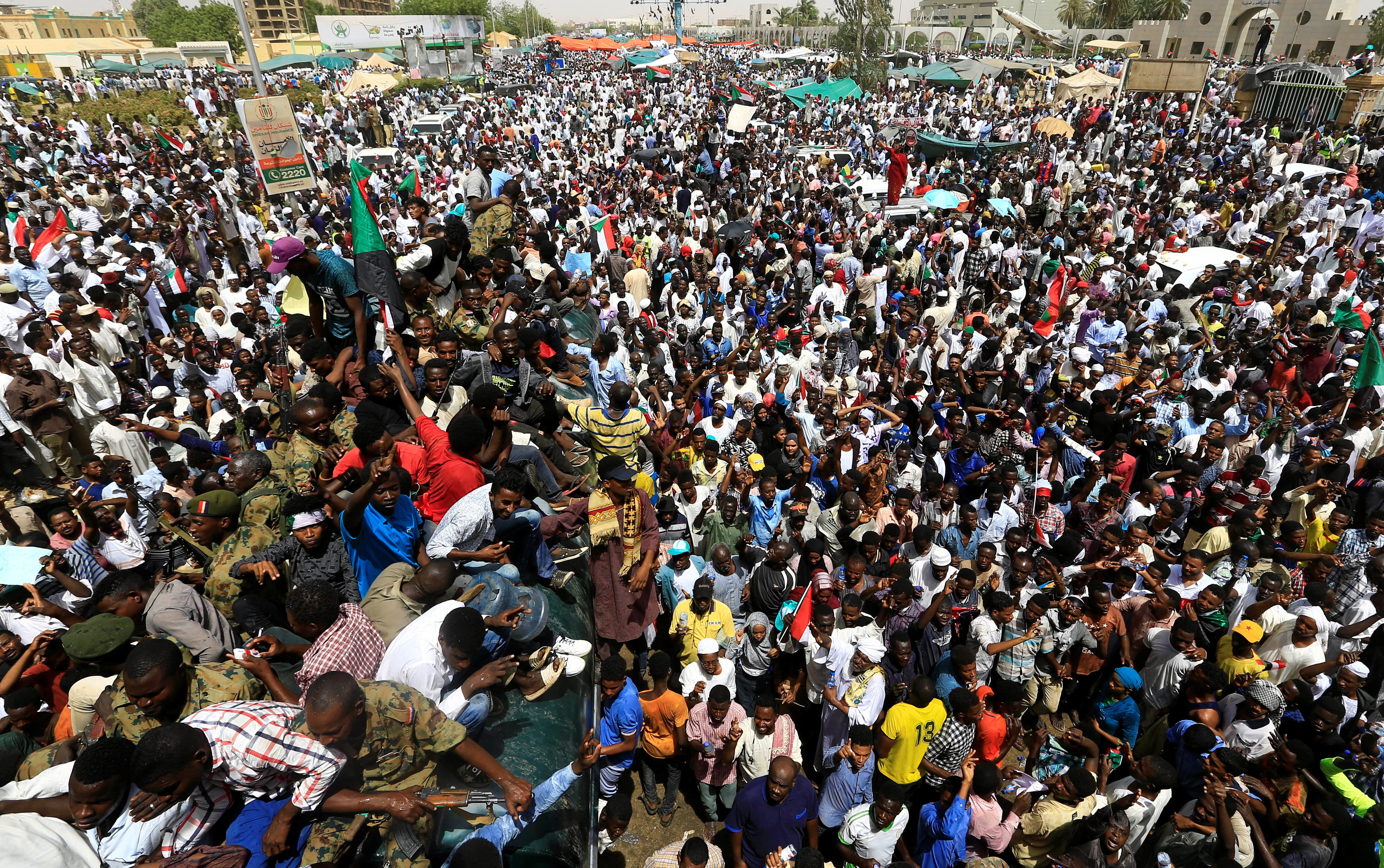عبدالفتاح البرهان يعلن إلغاء حظر التجوال وبدء الحوار لتشكيل حكومة مدنية