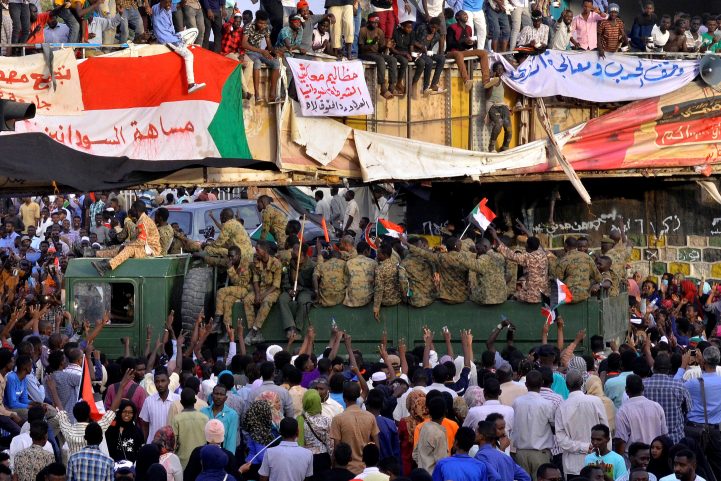 سودانيون مصرون على الاعتصام إلى حين الاستجابة لجميع مطالبهم/ رويترز