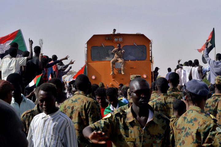 الجيش السوداني وسط المتظاهرين/ رويترز