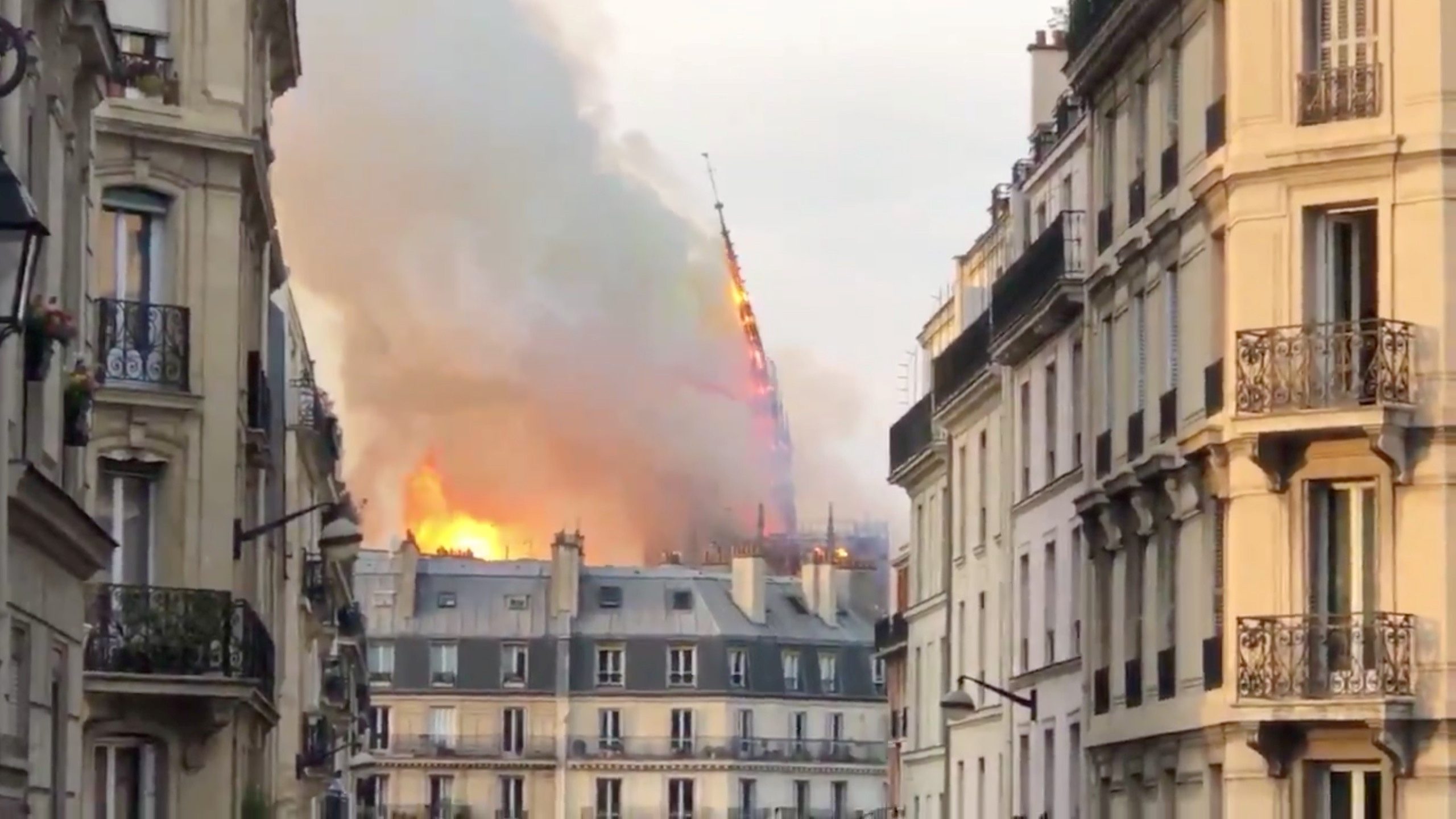 أول صور من حريق برج كاتدرائية نوتردام الفرنسية