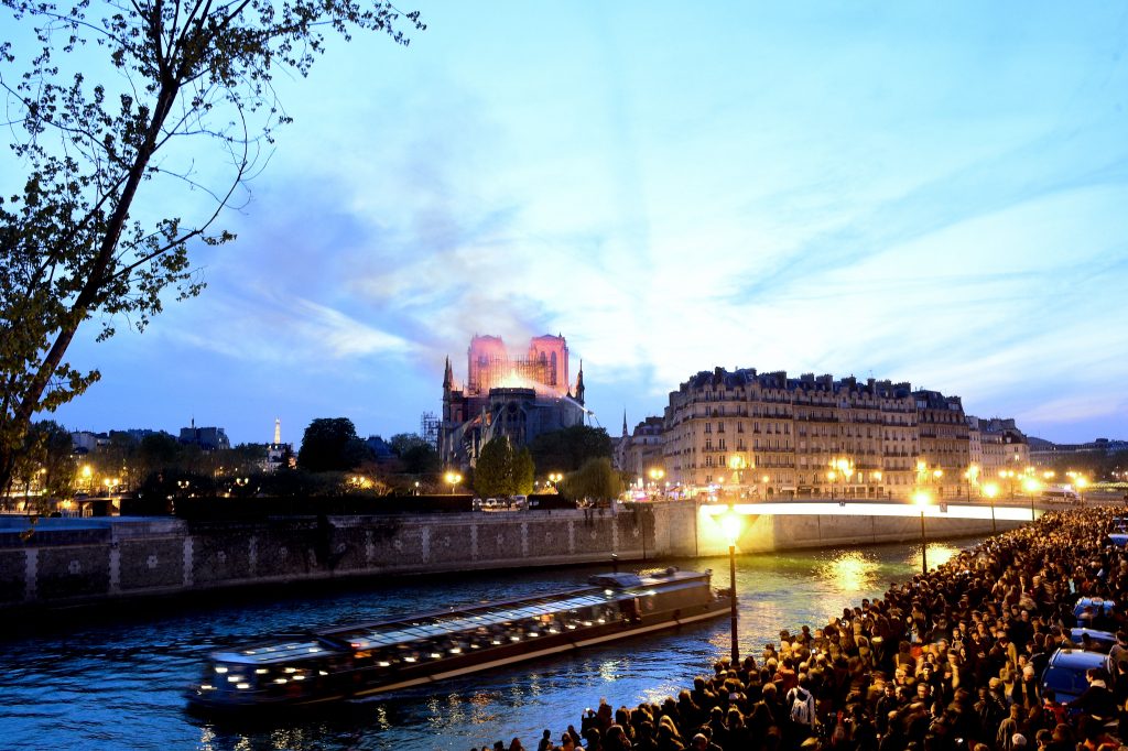 حريق نوتردام