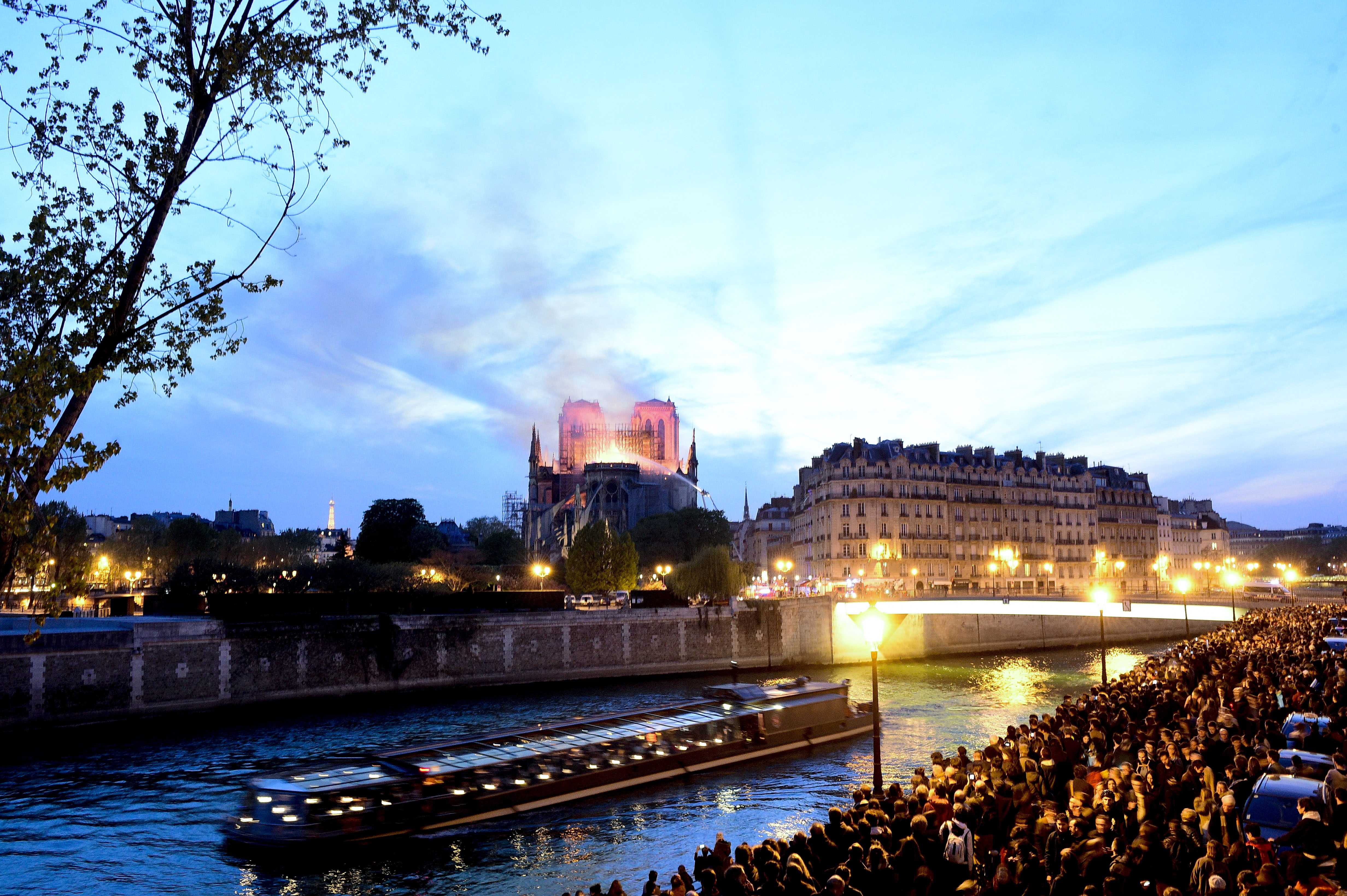 حريق نوتردام