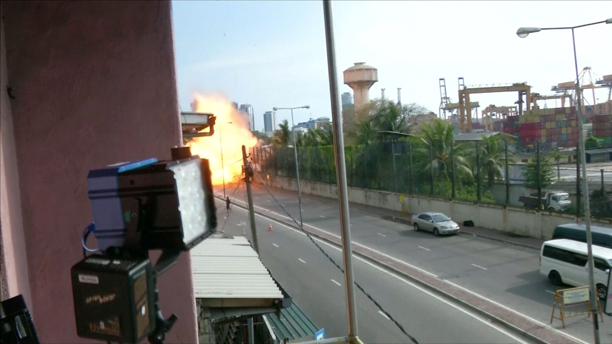 الشرطة السريلانكية تفجر إحدى العبوات التي كانت مزروعة في العاصمة/ رويترز