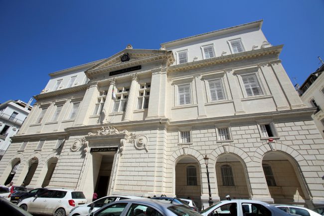 وزير المالية والمدير العام السابق للأمن الجزائري يمثُلان أمام المحكمة