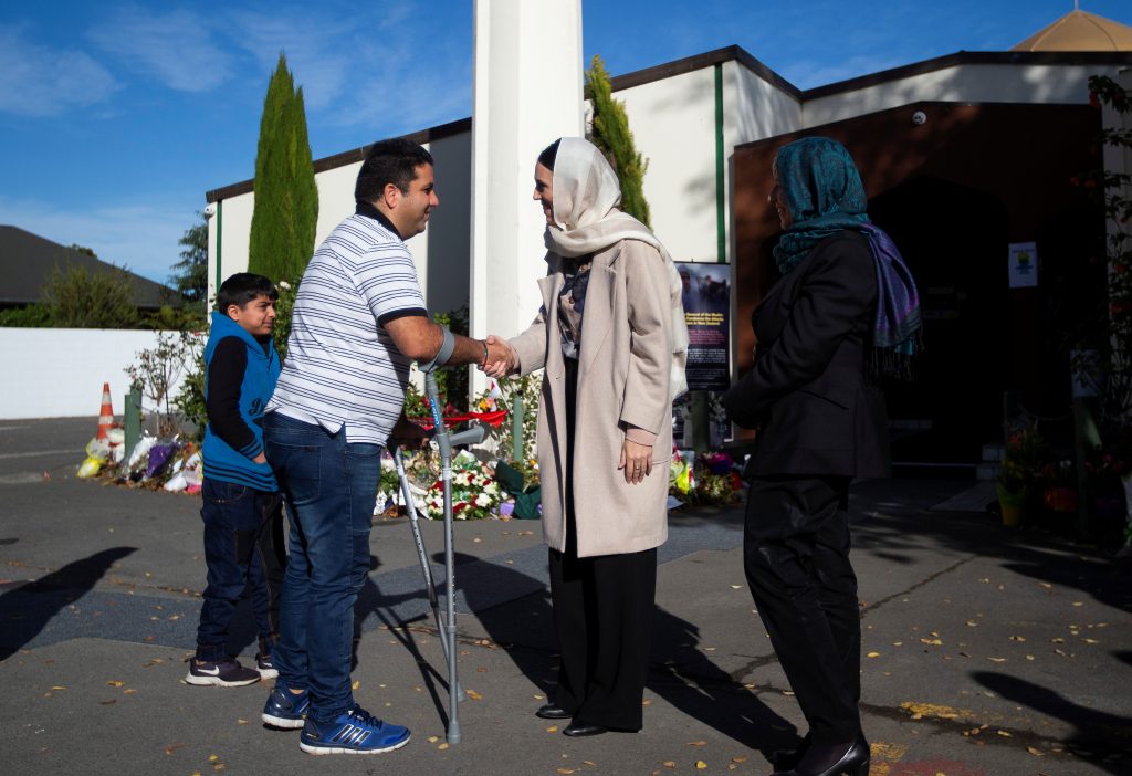 لص يسرق أسلحة نيوزيلاندا