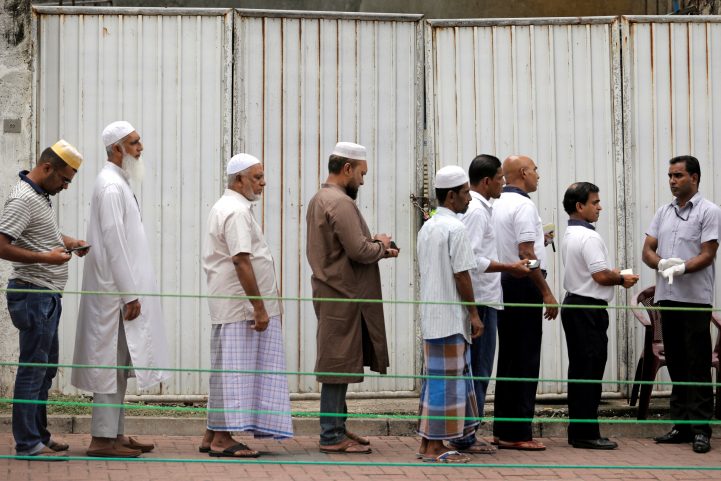 إجراءات أمنية مشددة رافقت صلاة الجمعة في العاصمة السريلانكية/ رويترز