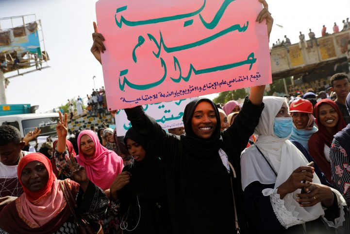 المعارضة السودانية ترفض فض اعتصامها إلى حين تسليم السلطة للمدنيين/ رويترز