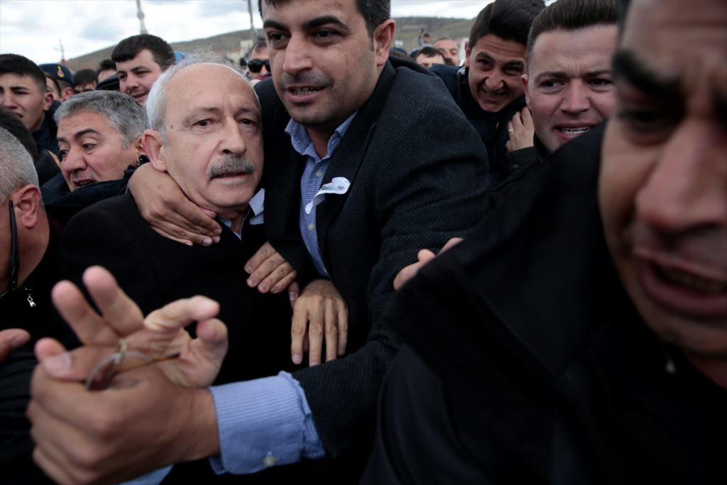 قامت مجموعة من الأشخاص بلكم وركل كليجدار أوغلو، وسط هتافات تمجد الجندي القتيل وتركيا وتدين منظمة