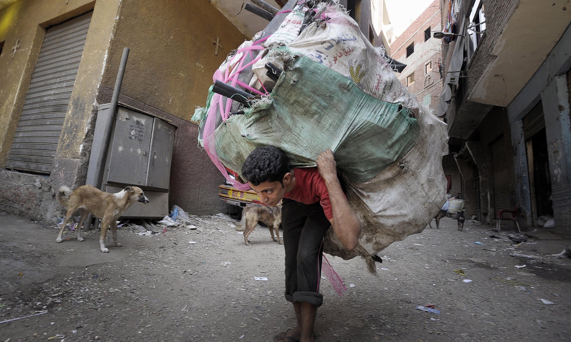 صراع على النفايات.. القمامة في مصر تثير حرباً بين شركات إعادة التدوير وبين «الزبالين»