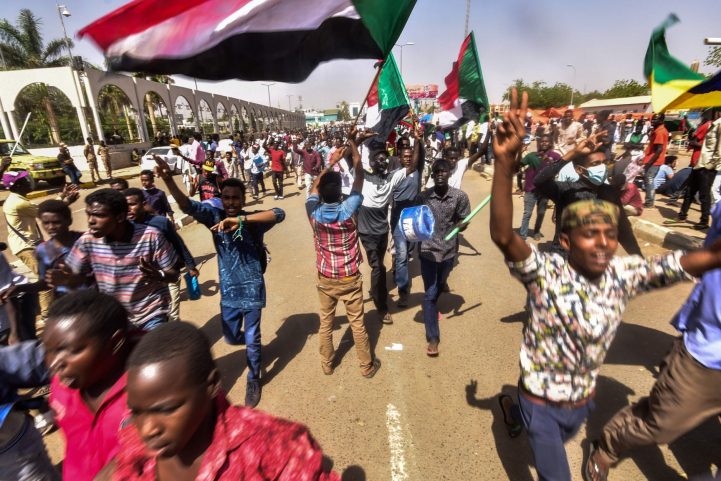 المحتجون في الخرطوم يحتفلون بإسقاط البشير/ الفرنسية
