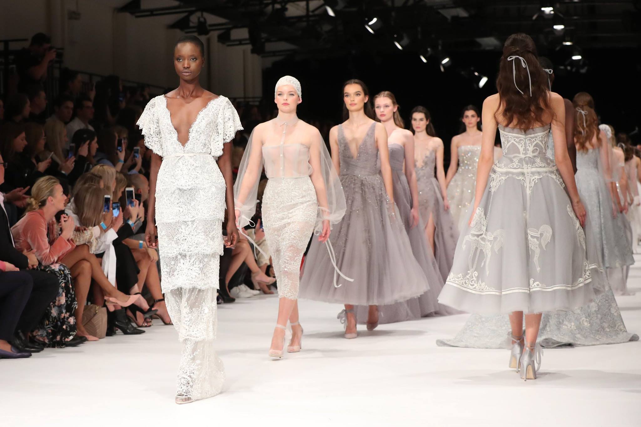 تصميماته المستوحاة من القصص الخيالية جذبت نجوم هوليود.. تعرفي على أزياء الاسترالي الوسيم مؤسس دار “باولو سبستيان”