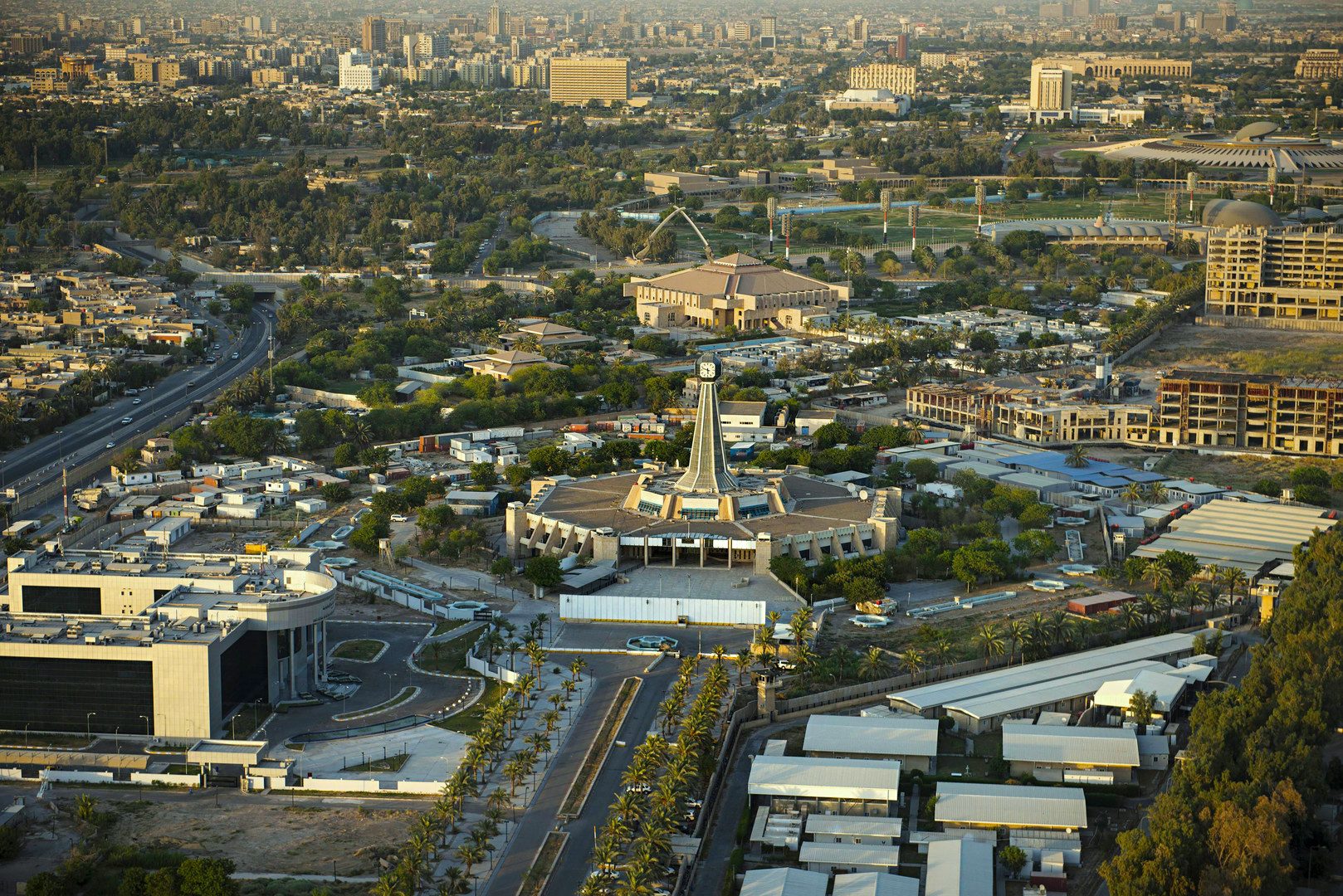 ظلّت معزولة ومحصّنة أمام العراقيين لـ 15 عاماً.. «المنطقة الخضراء» في بغداد تنتظر العودة إلى الحياة