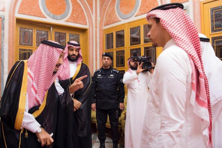 المللك سلمان أثناء لقاء مع نجل خاشقجي